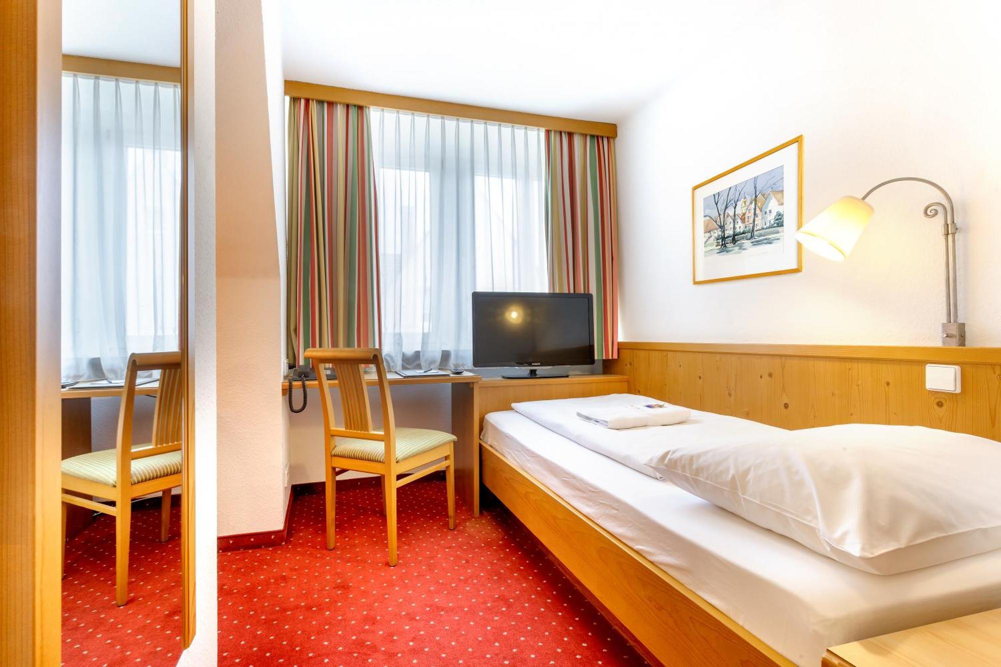 Hotel Zum Loewen Weissenhorn Exterior photo