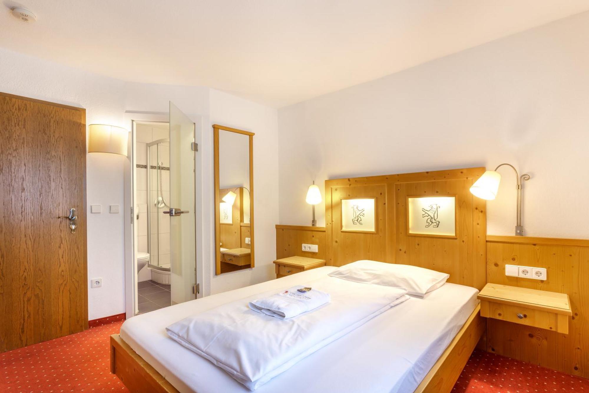 Hotel Zum Loewen Weissenhorn Exterior photo